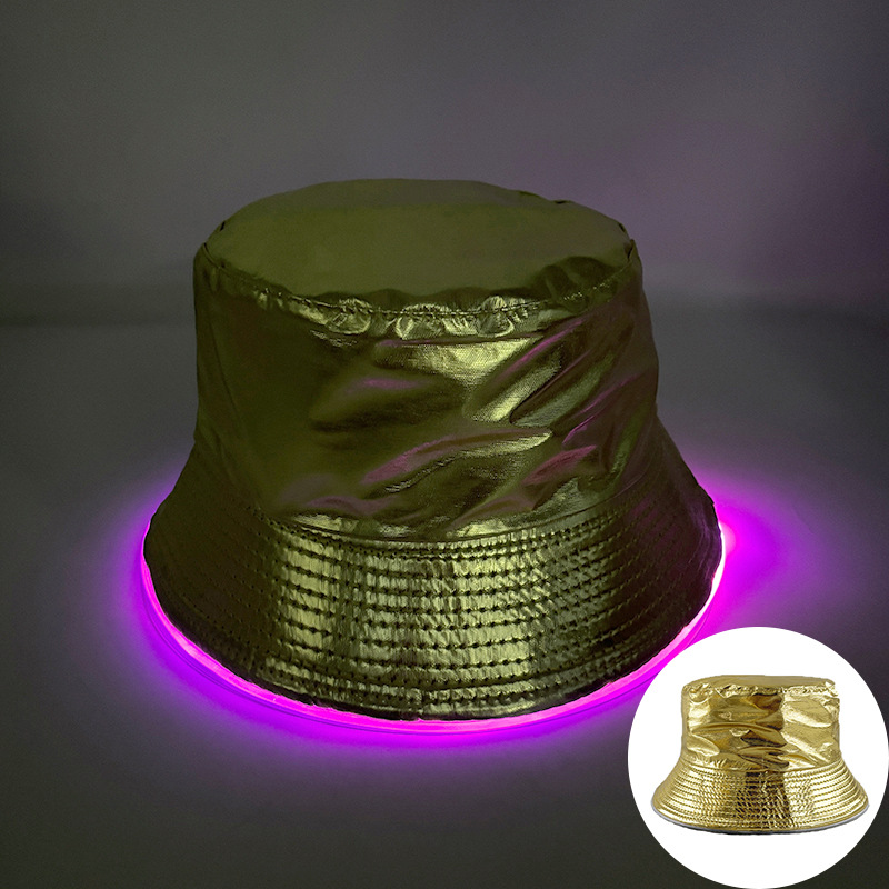 Lámpara de charol con base dorada y detalles en rosa.