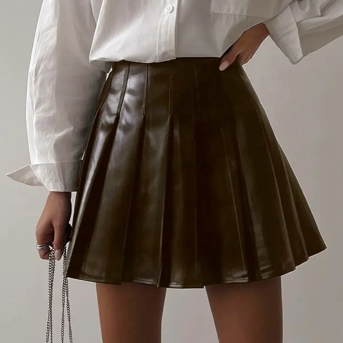女性のためのプリーツレザーミニソリッドブラックスカート工場セクシーな新しいスタイリッシュなファッションジップアップ