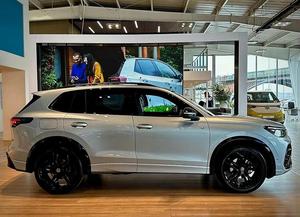 VW volkswagens Tiguan <span class=keywords><strong>L</strong></span> รถ<span class=keywords><strong>2025</strong></span> 2.0T 380TSI 4WD R-Line เรือธง7-DCT ความเร็วสูง7ที่นั่ง200PS หนังไฟฟ้า ACC R19 SUV