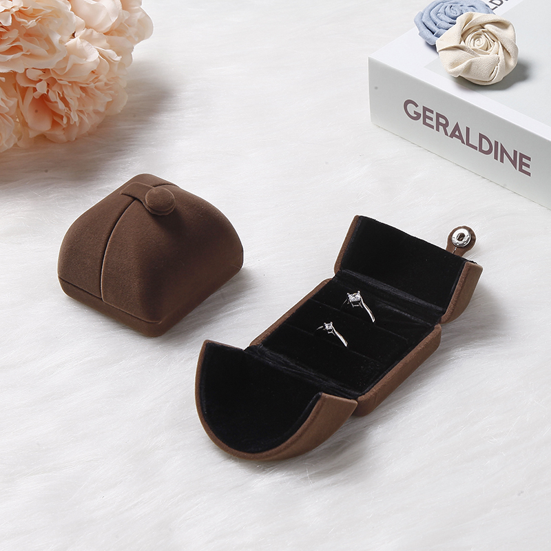 Caja para anillos con diseño de pareja tomando café.