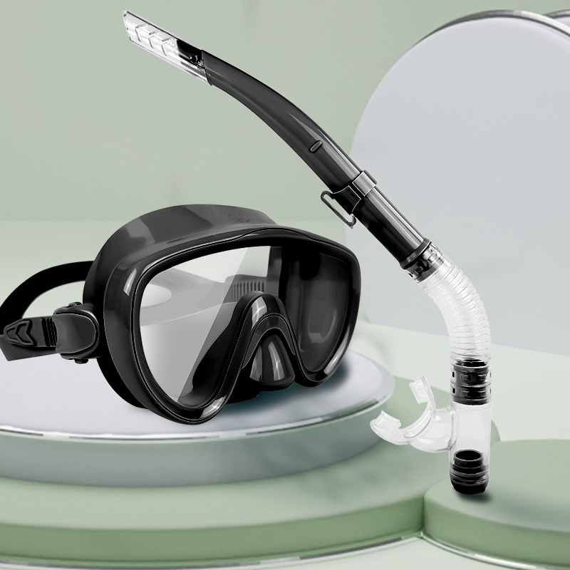 Máscara de buceo y snorkel negros.