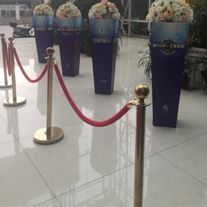 ราวกั้นจราจรแบบยืดหดได้สำหรับห้างสรรพสินค้าราวควบคุมฝูงชนเชือกกำมะหยี่สีแดงปรับแต่งได้ - Product Image 4