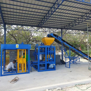 QT4-24 macchine per la fabbricazione di mattoni Semi automatiche per lo stampaggio di mattoni di cemento multifunzionale macchina per la produzione di blocchi motore 2000 Lt - Product Image 5