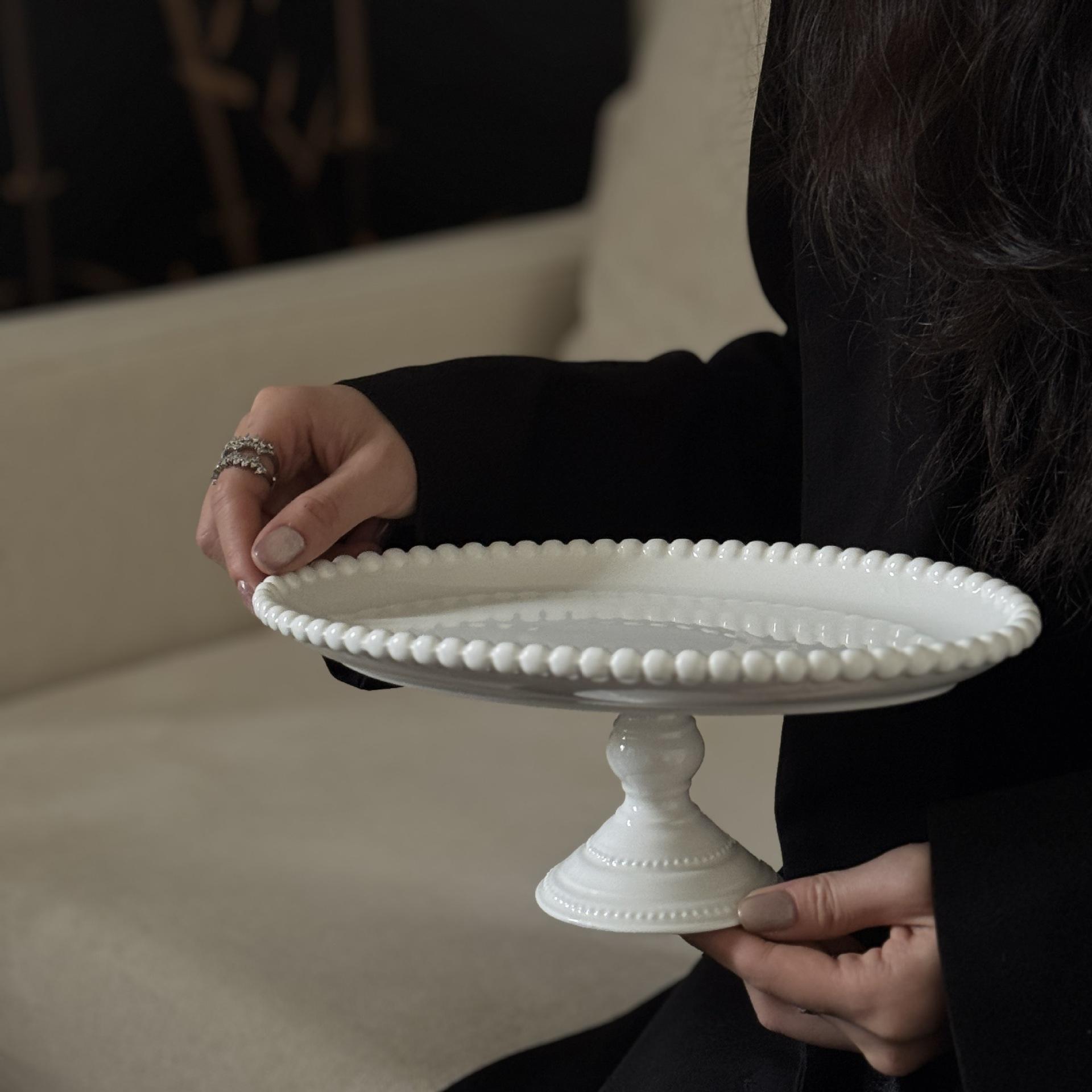 แผ่นฐานสูงประดับด้วยลูกปัดโรมัน