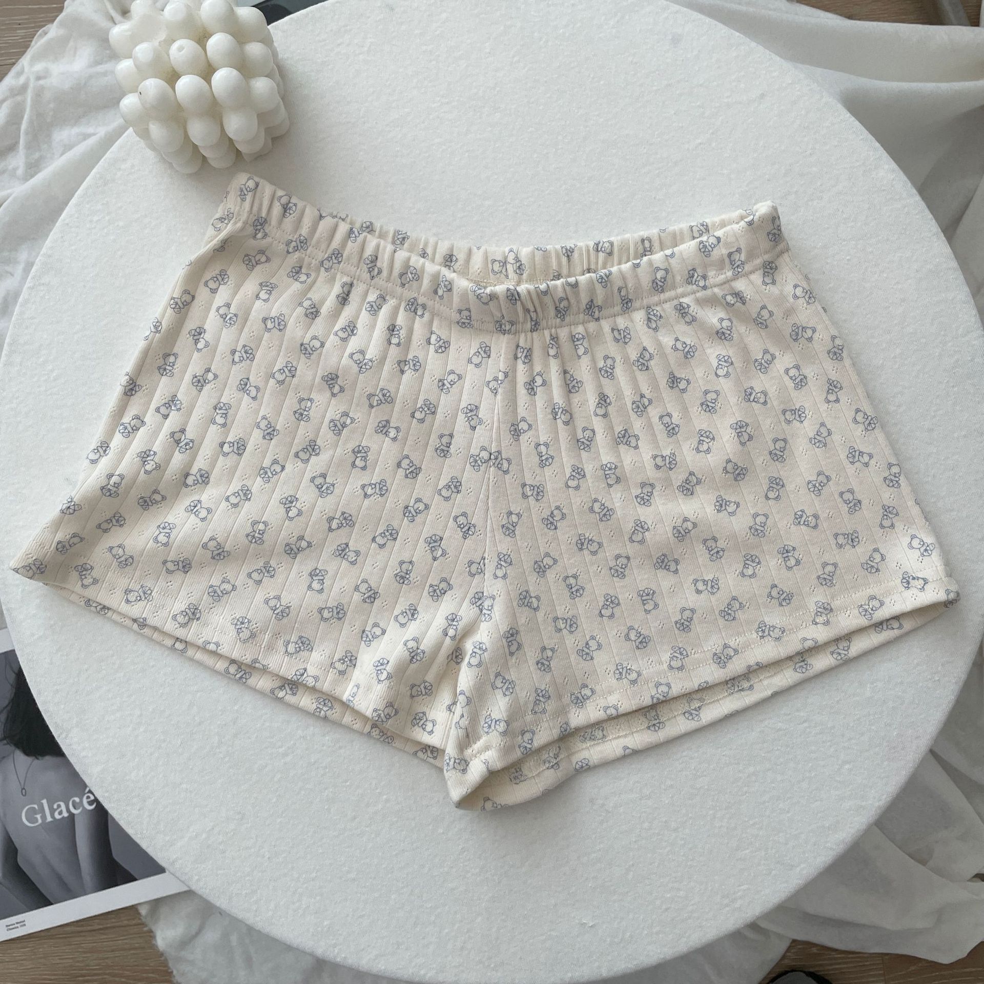 Fondo albicocca con orsetto: pantaloncini