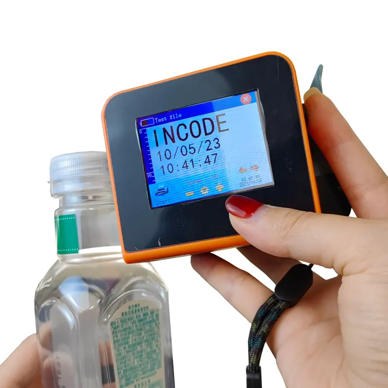 Impresora de botellas en miniatura INCODE para un etiquetado de productos eficiente, personalizado, claro y versátil