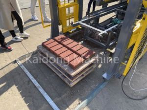 KAIDONG-máquina de pavimento de bloques de hormigón hueco hidráulico, máquina de pavimentación de bloques de enclavamiento totalmente automática, QT4-15C - Product Image 5