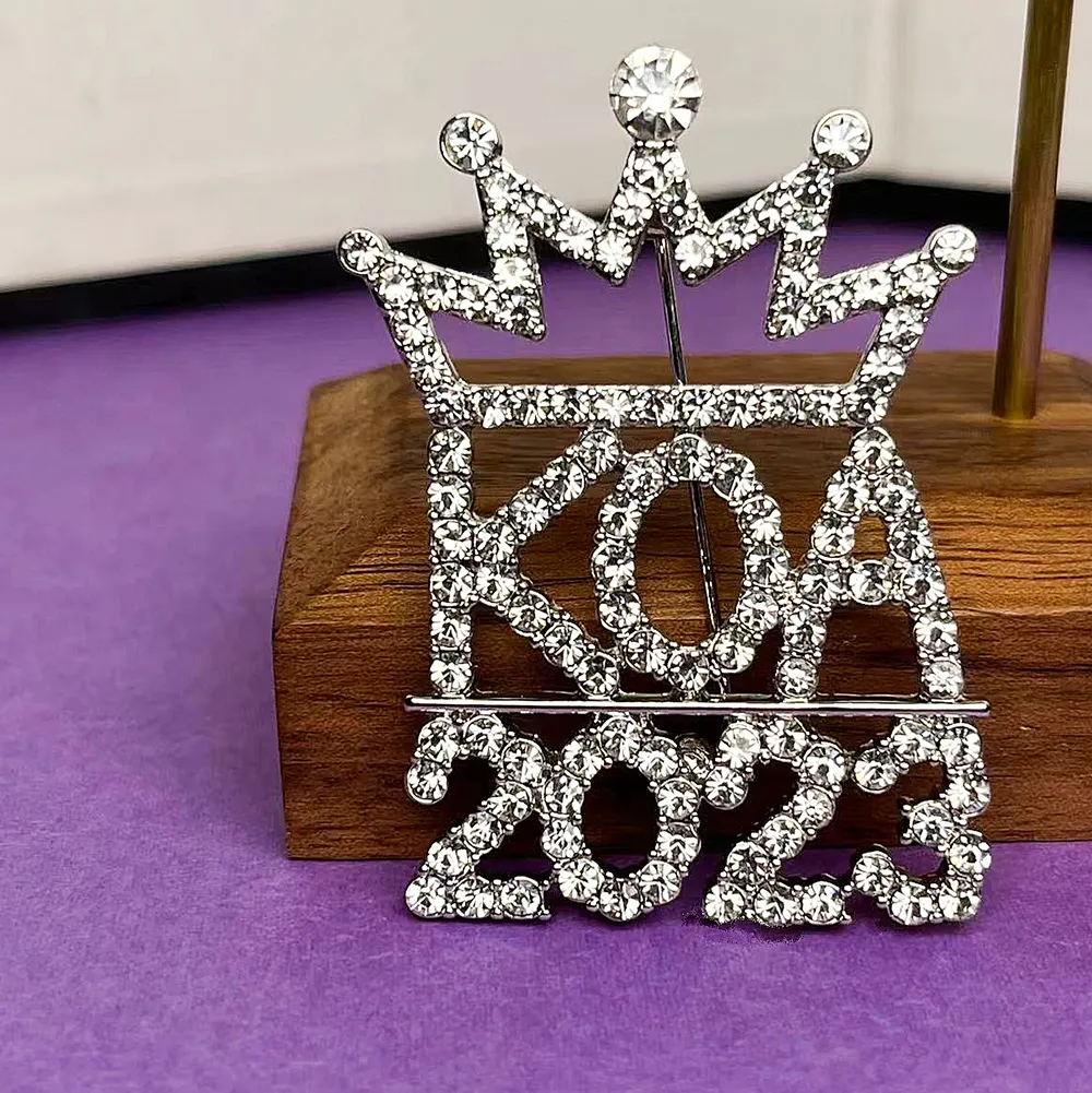 Broche de corona de diamantes de imitación con nombre inicial de cristal personalizado para accesorios de ropa, precio completo