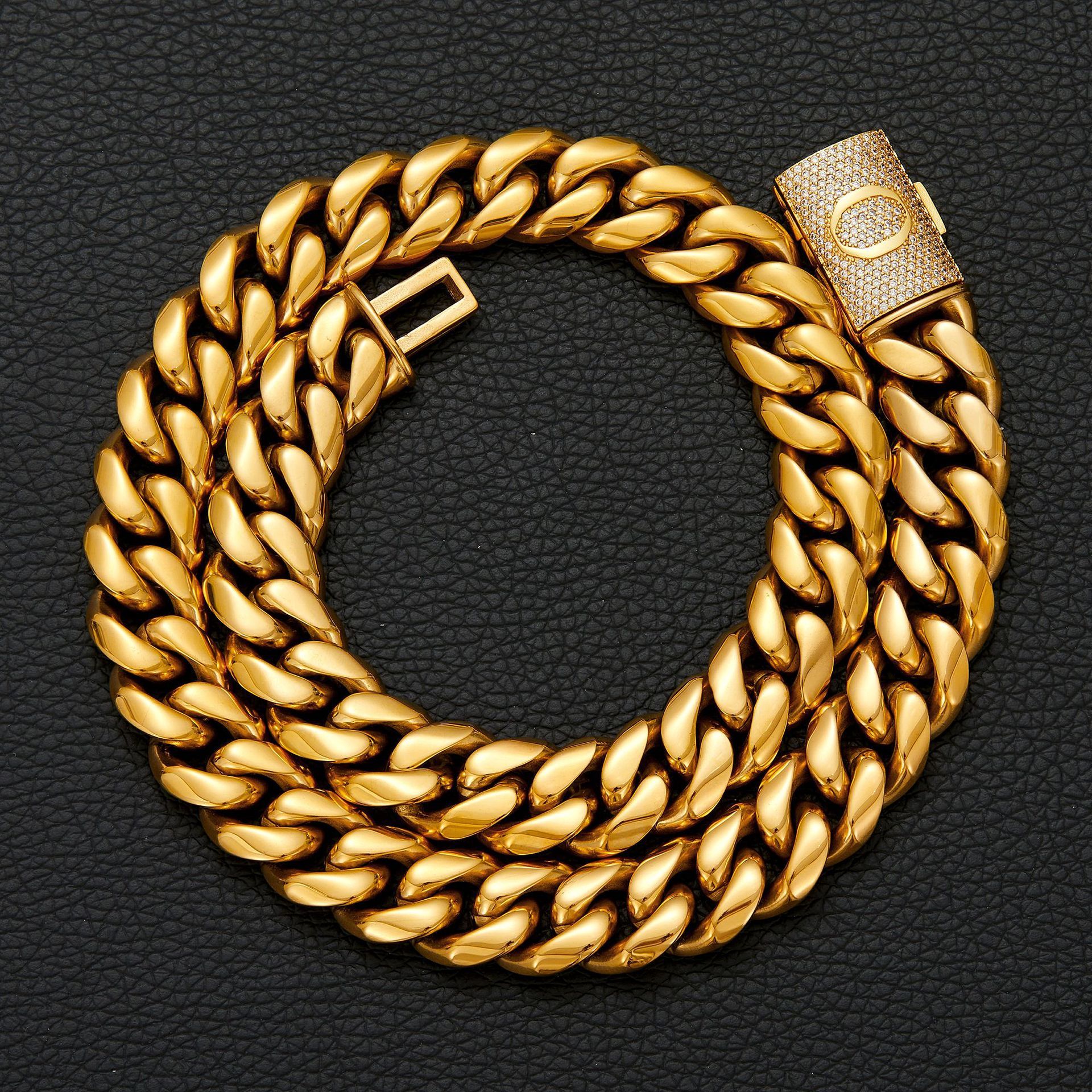 Hebilla dorada con letra O