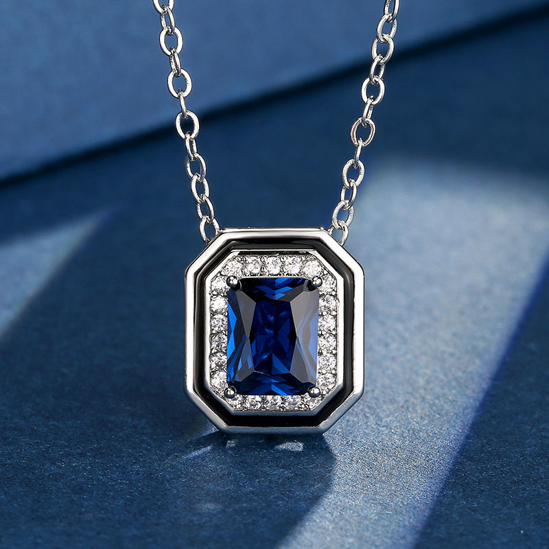 Pendentif cristal pointu bleu avec chaîne