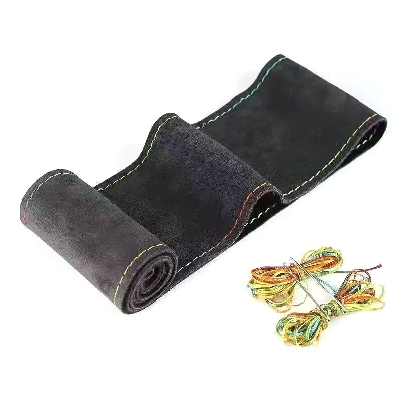 Noir avec surpiqûres colorées