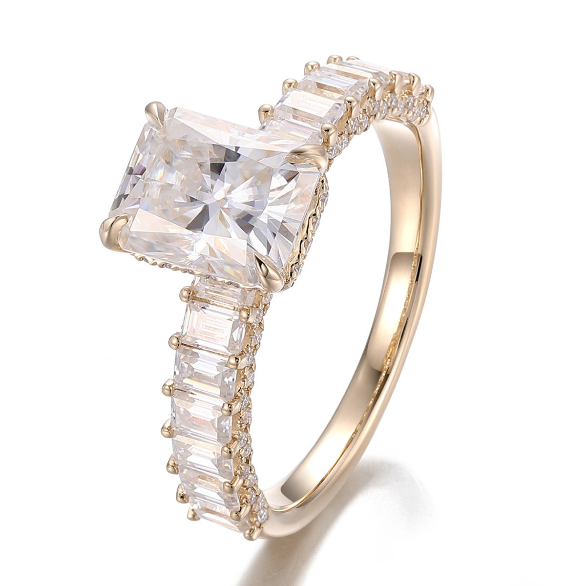 Bague en or massif 14 carats avec diamant de laboratoire.