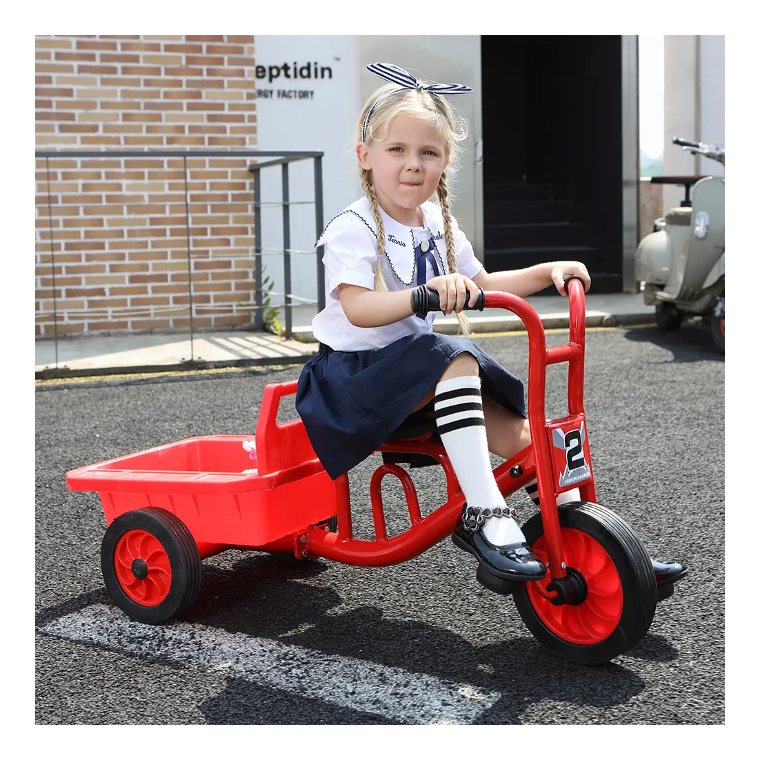 دراجة ثلاثية العجلات للأطفال ، دراجة ثلاثية العجلات مع دلو للأطفال في مرحلة ما قبل المدرسة ، نشاط التعلم في الهواء الطلق ، دراجة ثلاثية العجلات