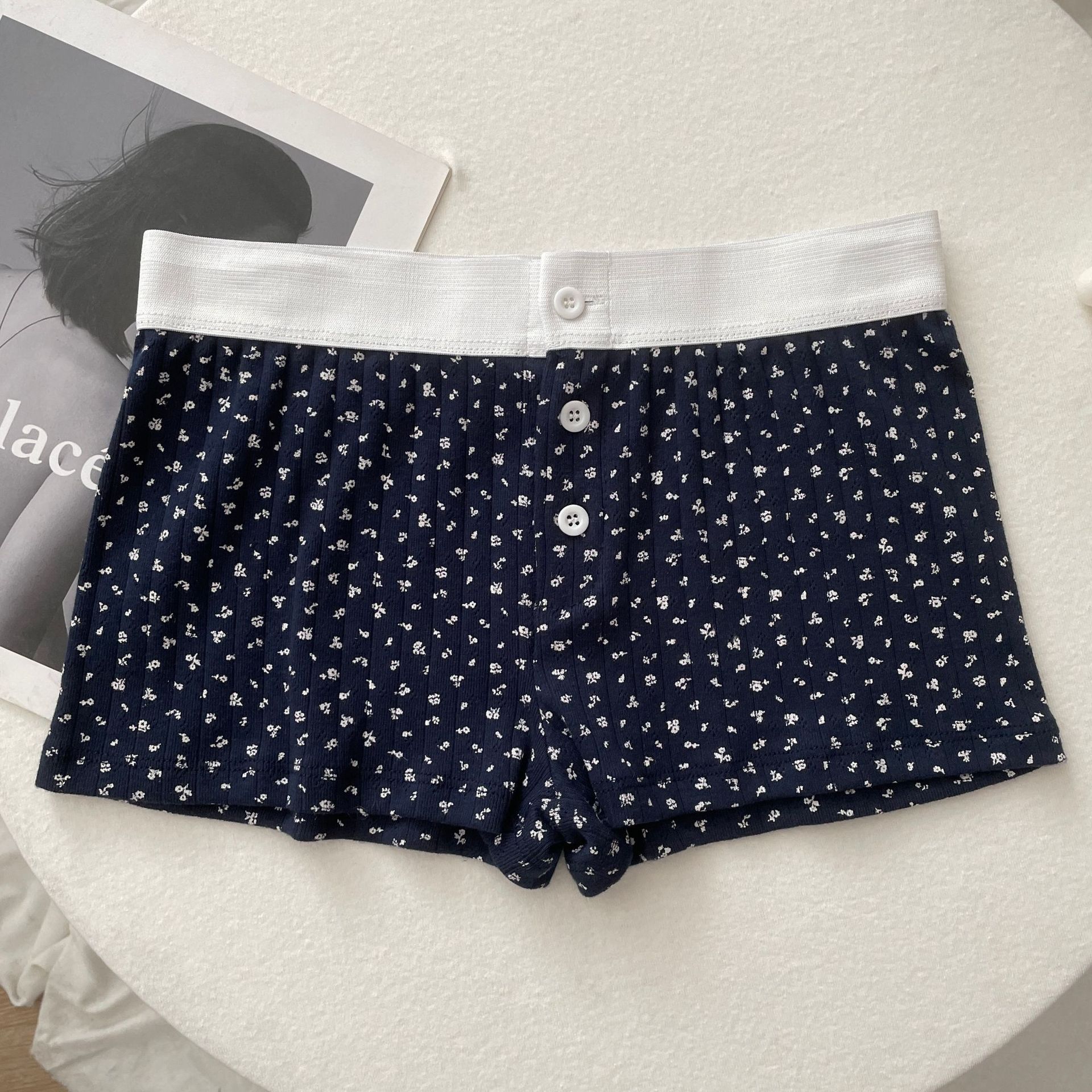 Pantaloncini blu navy con fiore bianco