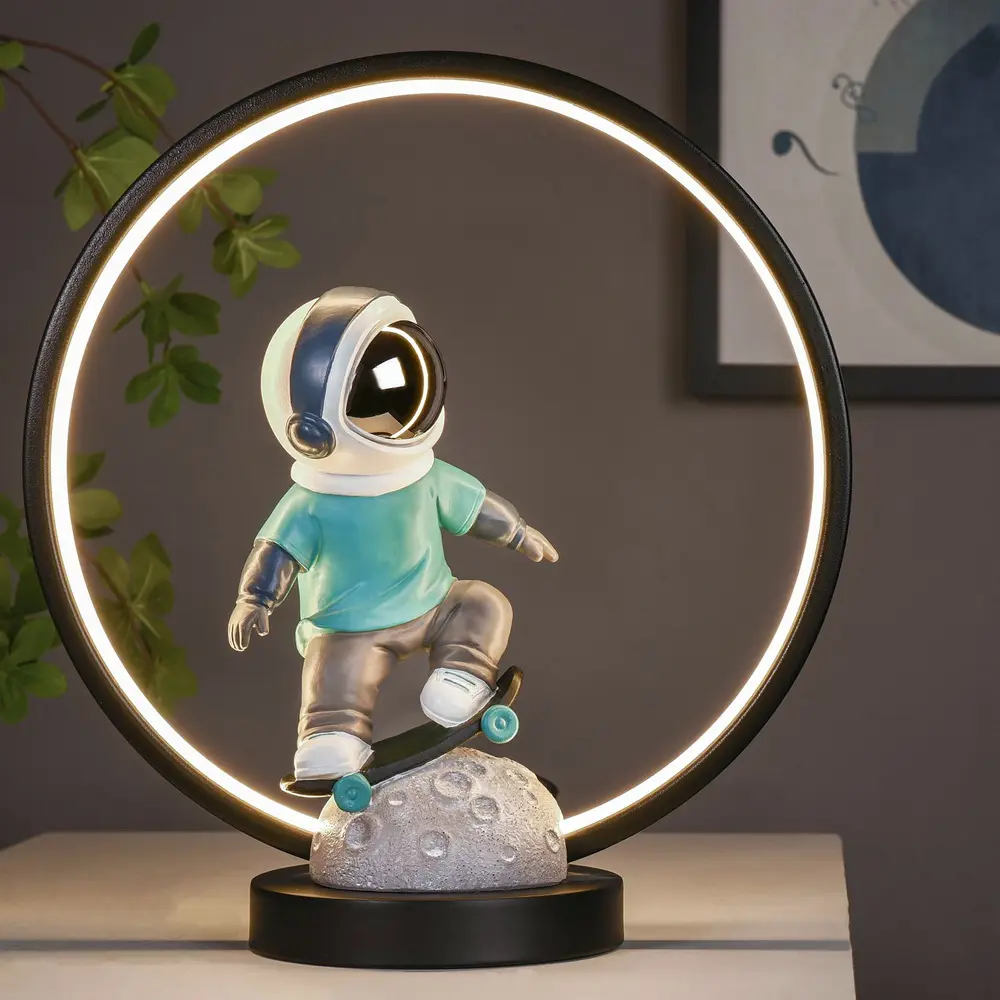 3 pezzi MOQ USB cavo in resina decorativa astronauta statuetta luce notturna 3D spazio uomo statua LED lampada da tavolo decorazione per la casa