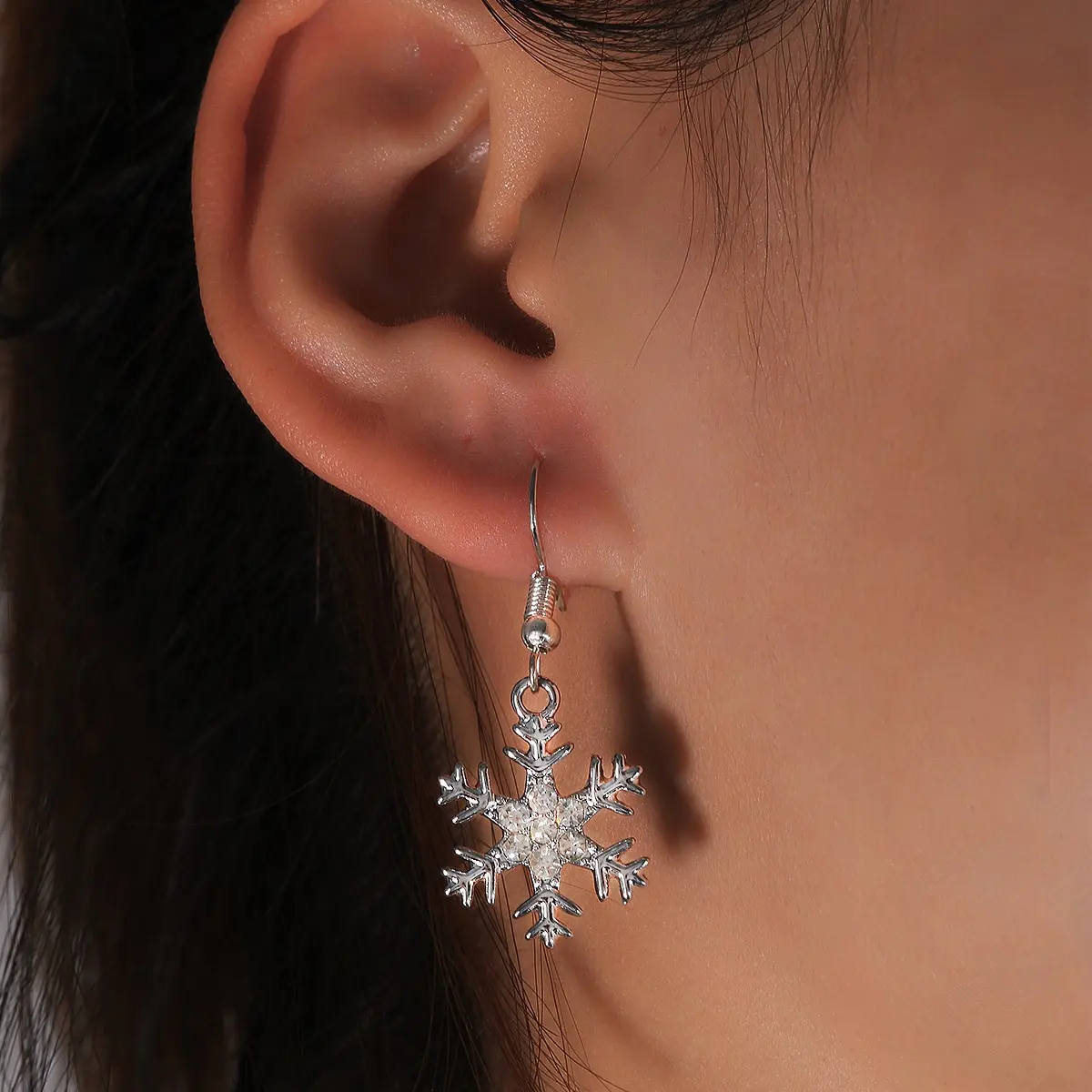 Orecchini pendenti con gancio a forma di fiocco di neve in cristallo di moda orecchini in metallo da donna semplici all'ingrosso per natale