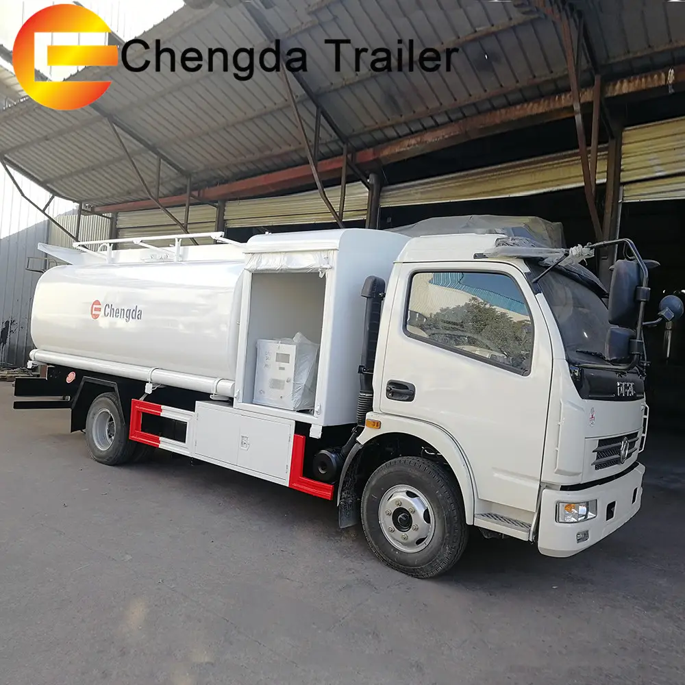 Camion d'huile de livraison léger Dongfeng chinois flambant neuf 4x2 5000L 6000 litres camion-citerne de carburant