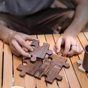 Porta-copos De Madeira De Noz Set 4 Puzzle Drink Coasters Farmhouse Home Decor Cup Holders Warming <span class=keywords><strong>Mat</strong></span> Mesa De Café Decoração Bar Acessórios
