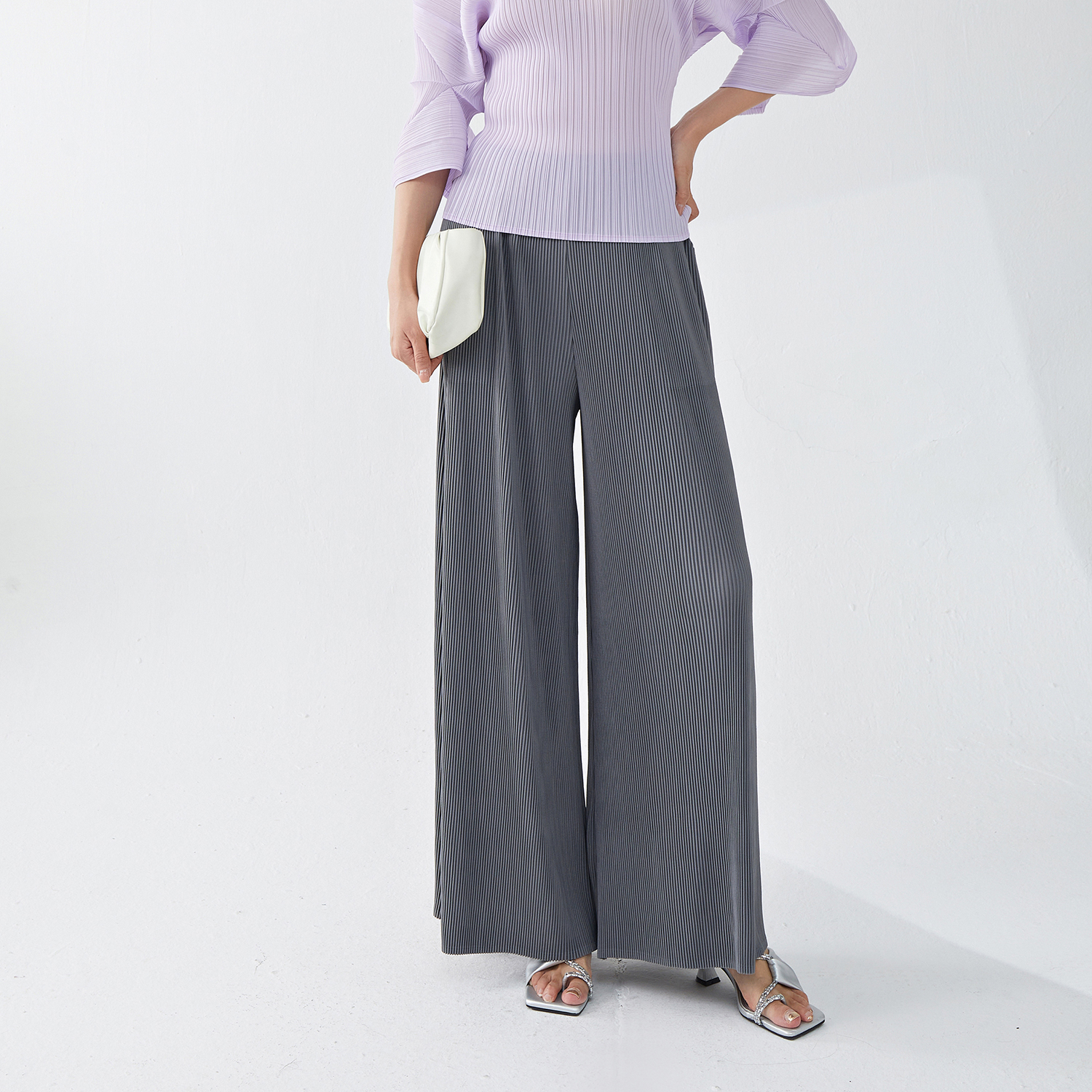 สีเทาเข้ม