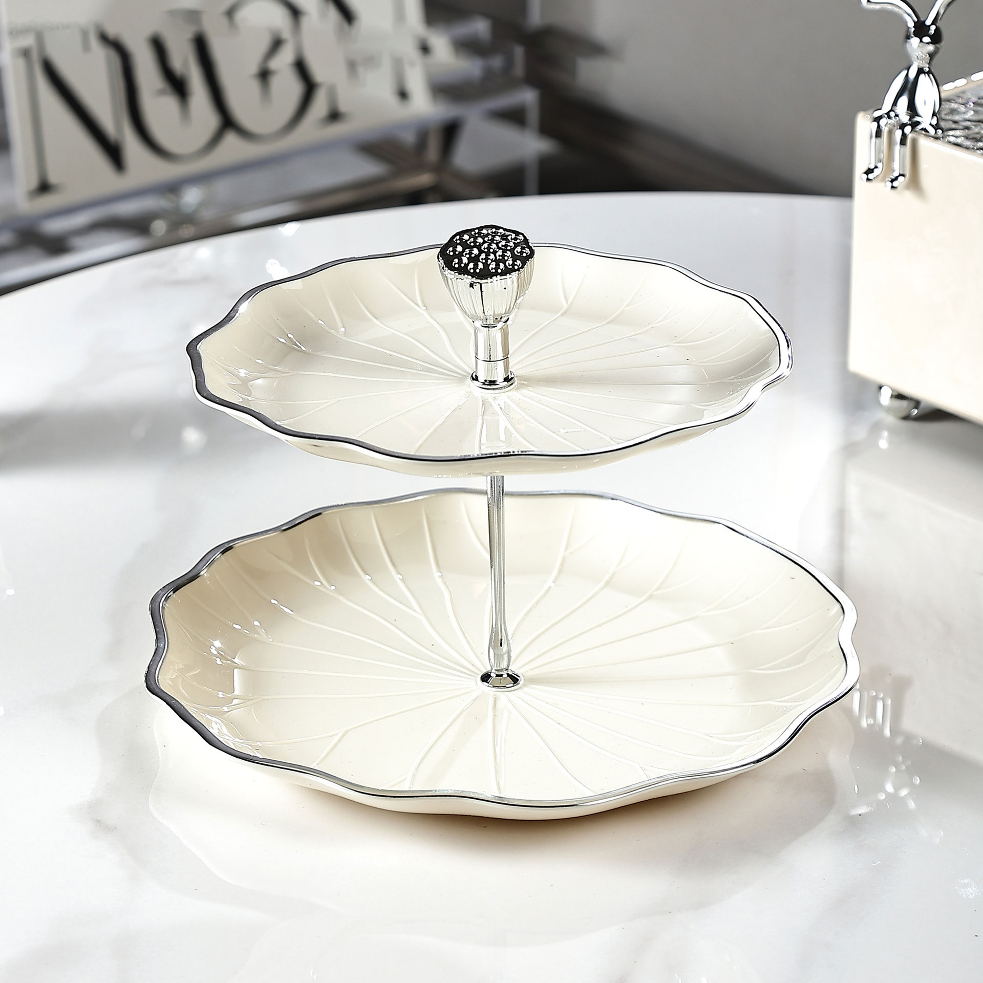 Assiette à fruits Lotus à bordure argentée - blanc laiteux - grand modèle double étage
