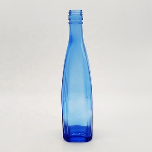 定制浅蓝色玻璃瓶方形酒瓶，带ROPP，用于苏打水果汁威士忌 - Product Image 5