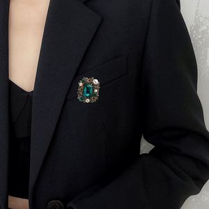 ファッションヴィンテージルビーエメラルドグリーンスクエアブローチピンパールラインストーン幾何学的ブローチ女性ジュエリー
