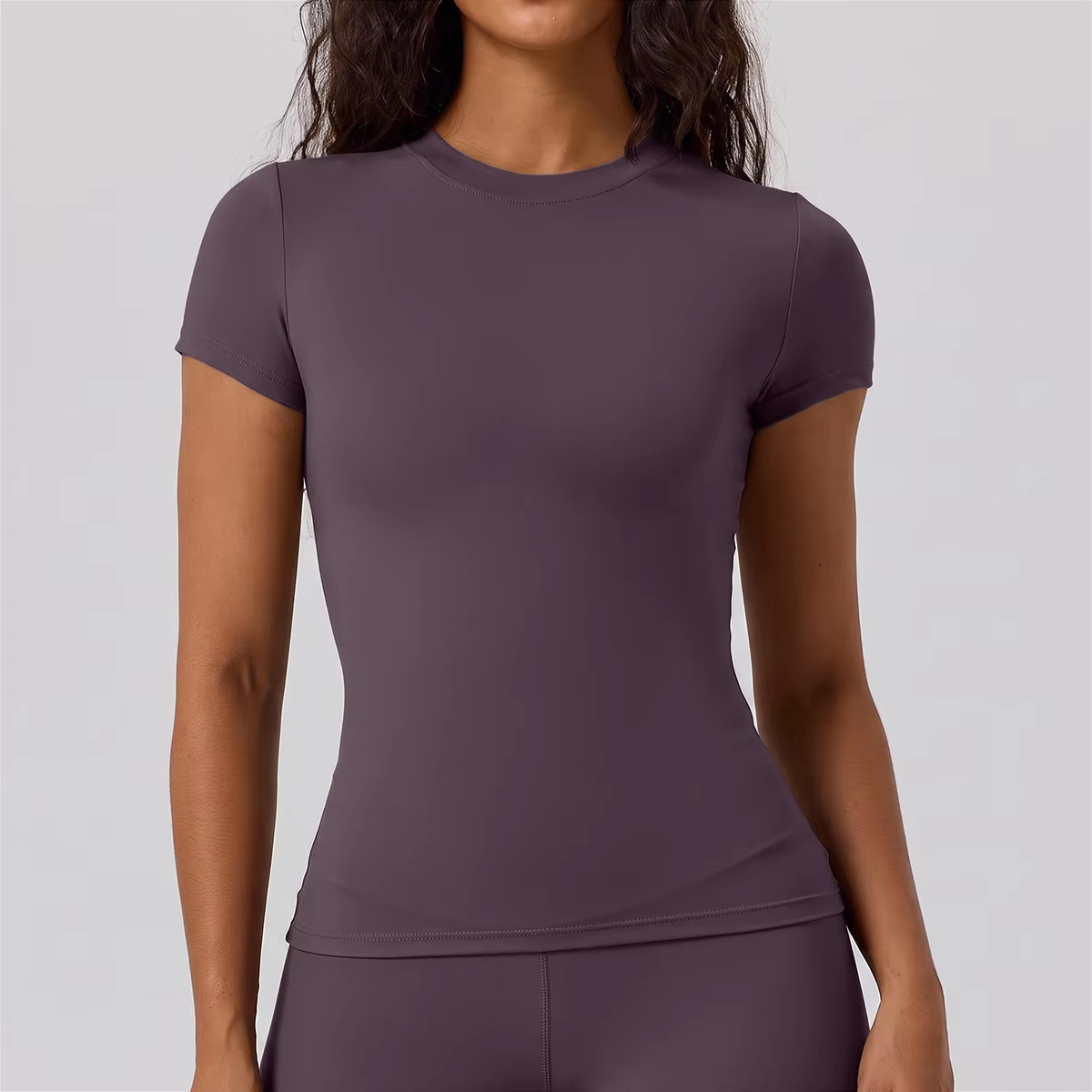 Haut à manches courtes et pantalon long violet aubergine
