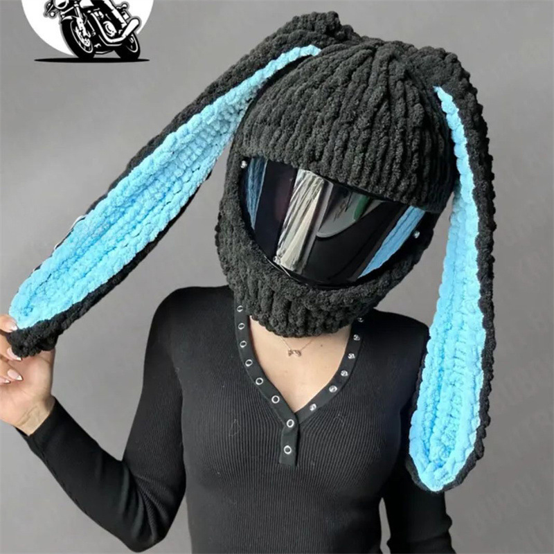 Orejas de conejo negras y azules.