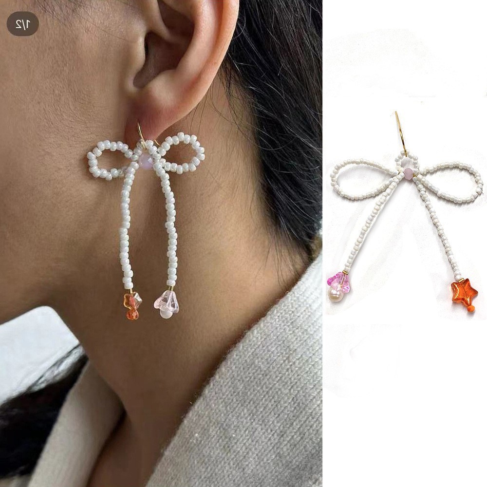 Boucle d'oreille blanche simple