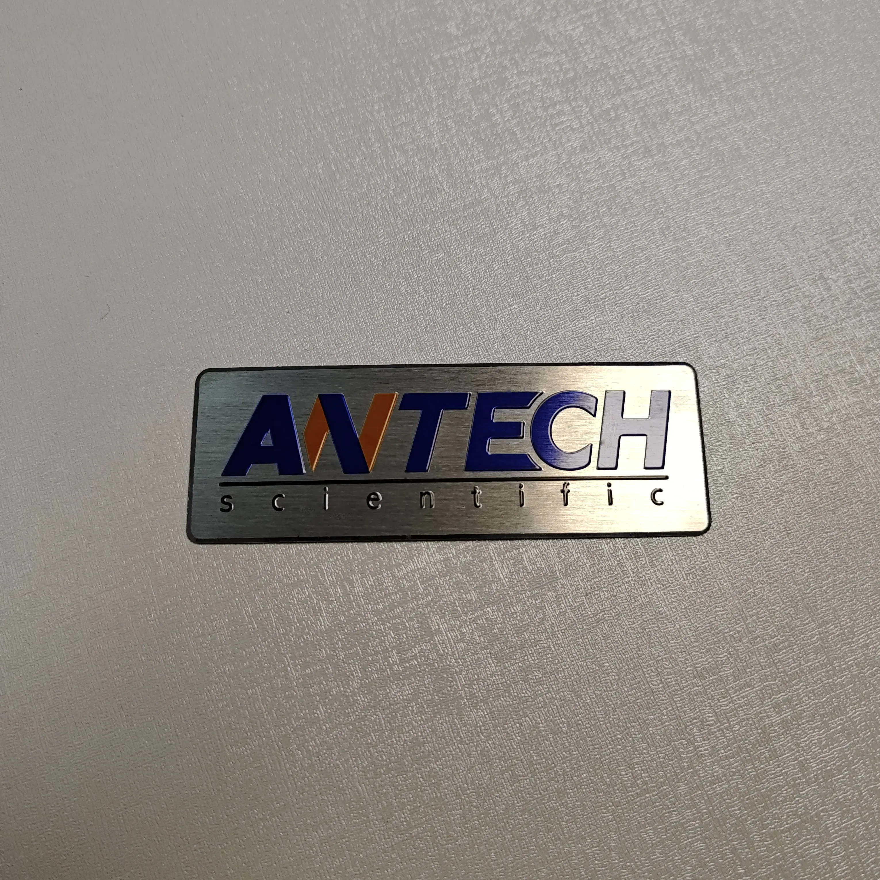 Kişiselleştirilmiş isim plakası metal etiket etiket alüminyum renk baskılı kabartmalı yan kenar alüminyum tabela metal logo