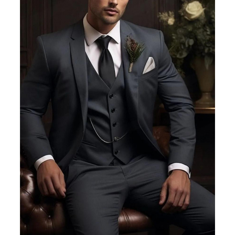 Gilet da abito grigio scuro e pantaloni eleganti