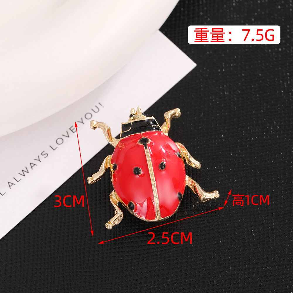Broche coccinelle (2,5 cm de long, 3 cm de large, 1 cm de haut, poids 7,5 g)