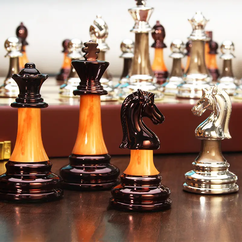 ऐक्रेलिक शतरंज के टुकड़े लकड़ी का शतरंज बोर्ड विंटेज यूरोपीय सजावट लक्जरी शतरंज गेम सेट उपहार बॉक्स