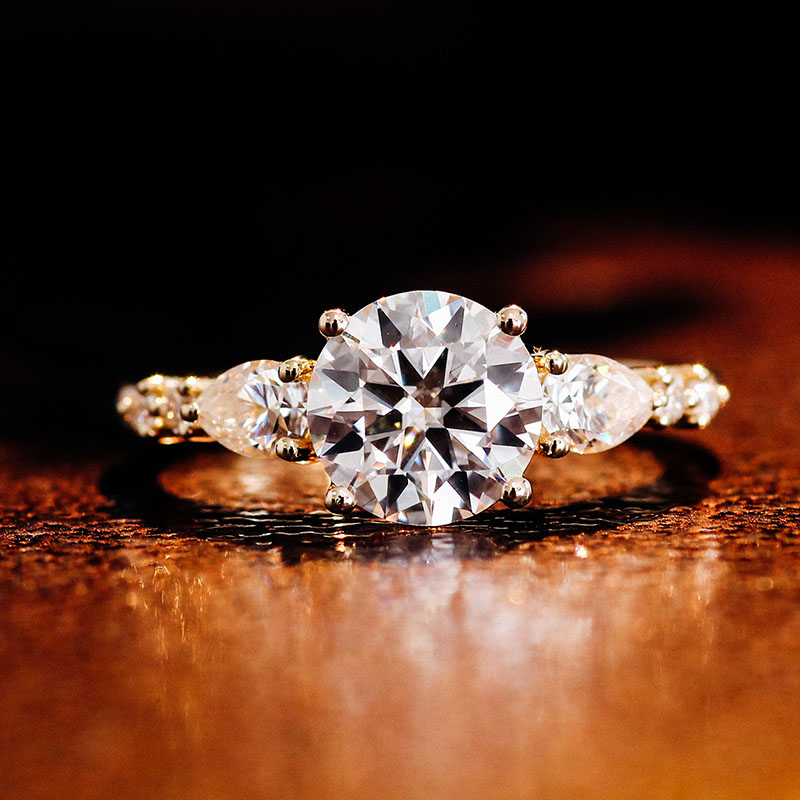 Bague en or massif 14 carats avec moissanite et diamants.