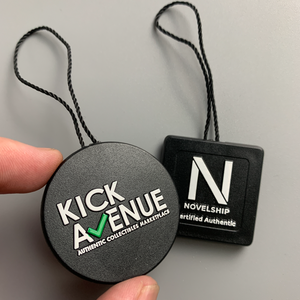 Etiquetas de plástico con logotipo en relieve personalizado Bloqueo de bucle de cordón Etiqueta colgante negra Etiqueta de sello con cuerda - Product Image 1