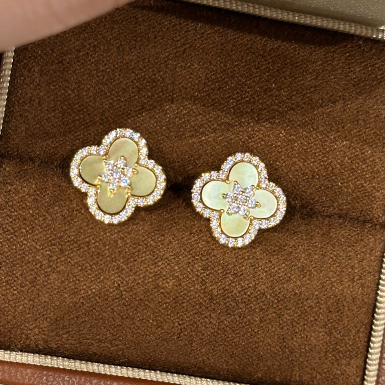 Boucles d'oreilles fleur à quatre feuilles en nacre