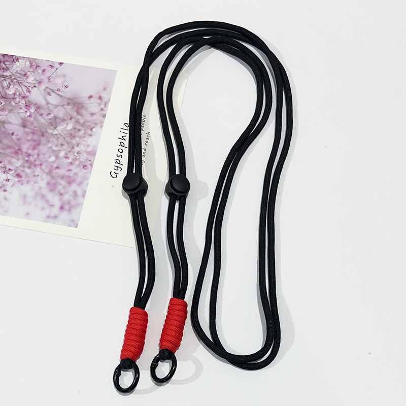 Corde noire avec un noeud rouge