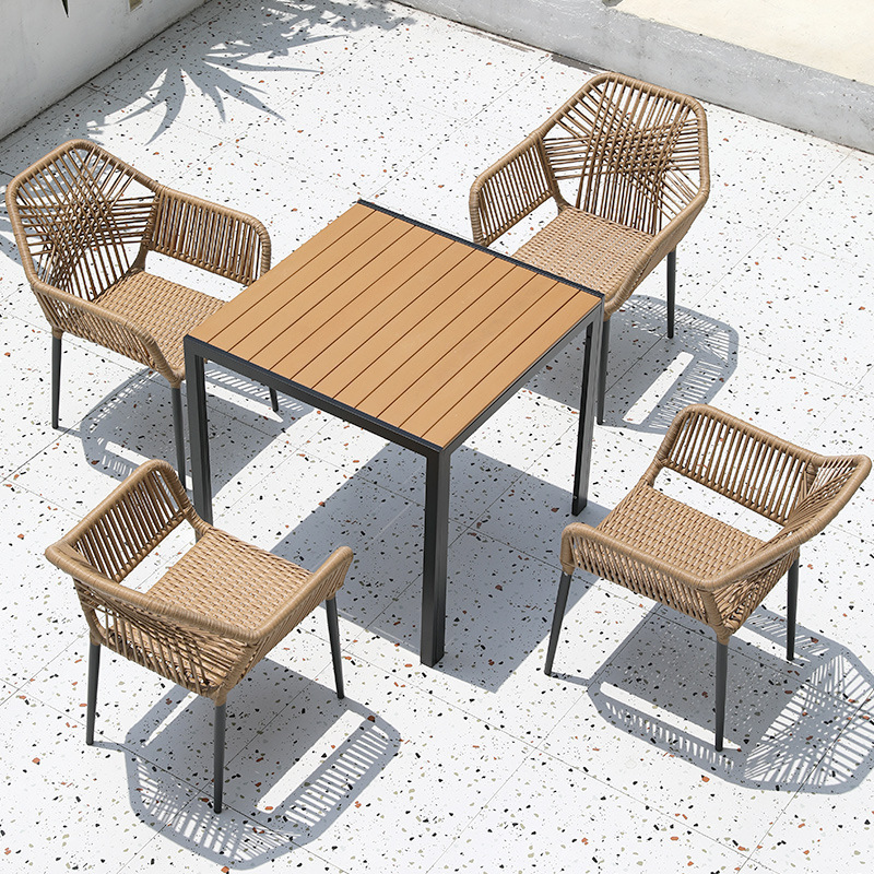 Chaises 4 pièces + table carrée en bois plastique 80*80cm 1 pièce