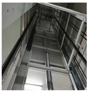 Sistema transportador de elevación continua, transportador de transferencia vertical para manejo de materiales