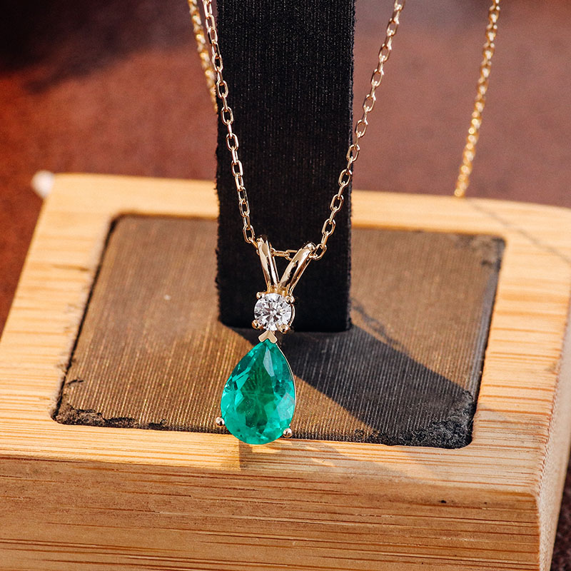 Collier émeraude de laboratoire en or 14 carats