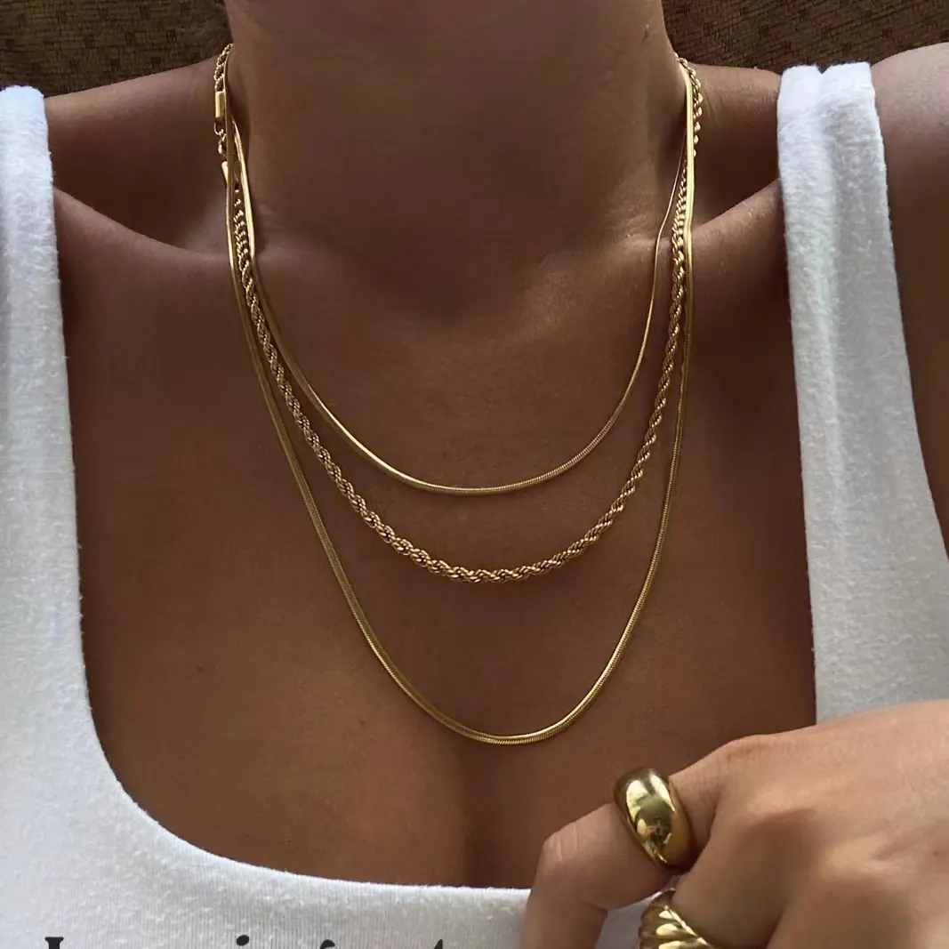 Elegantes vergoldetes edelstahl-dreilagiges Schlangenbügel-Kette-Halsband einfarbige Reize für Muttertagsgeschenke