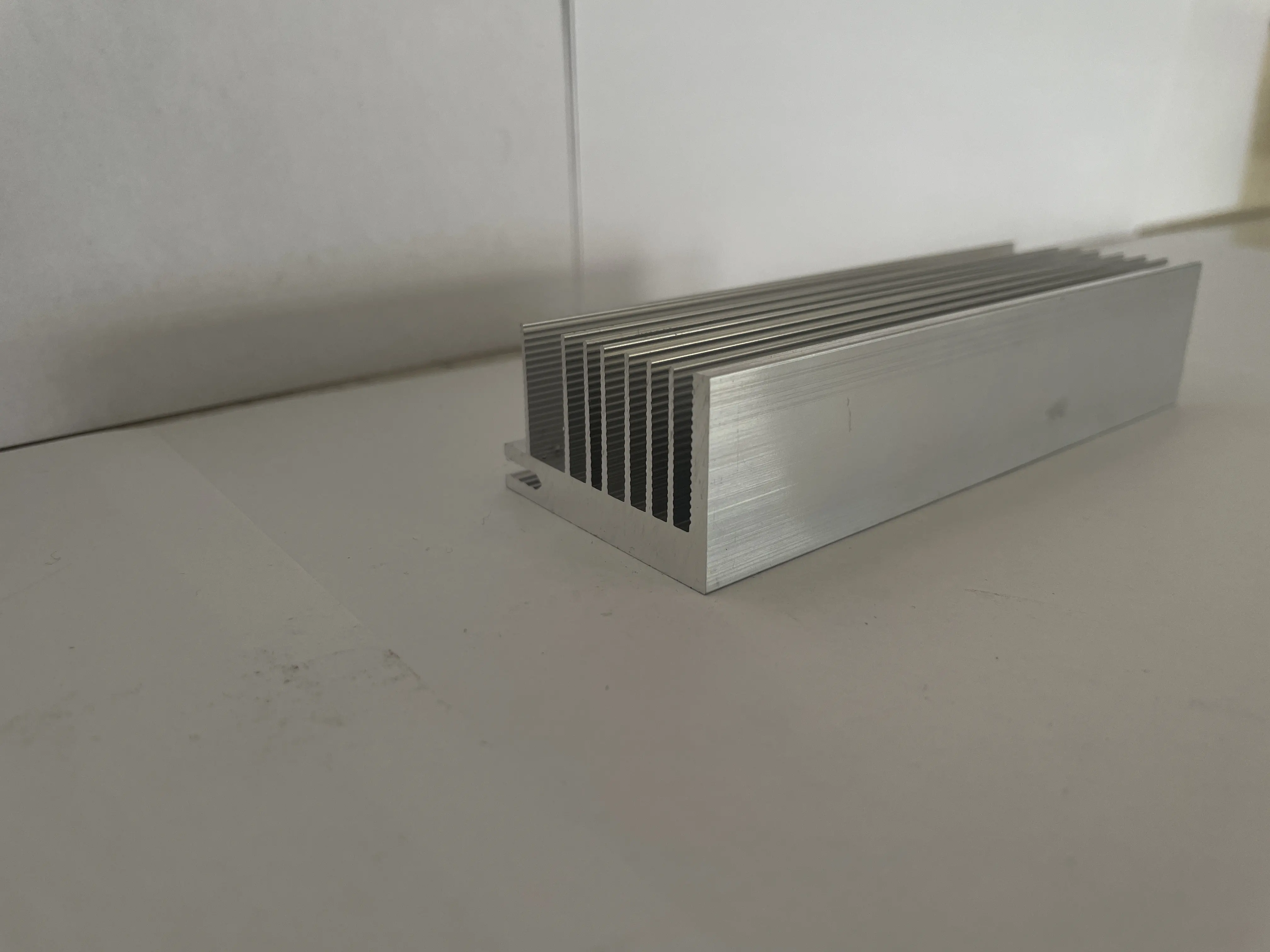 Soporta disipador de calor de aluminio personalizado 6063 T5 6061 T6 CNC anodizado extrusión disipador de calor perfil radiador disipador de calor de aluminio extruido