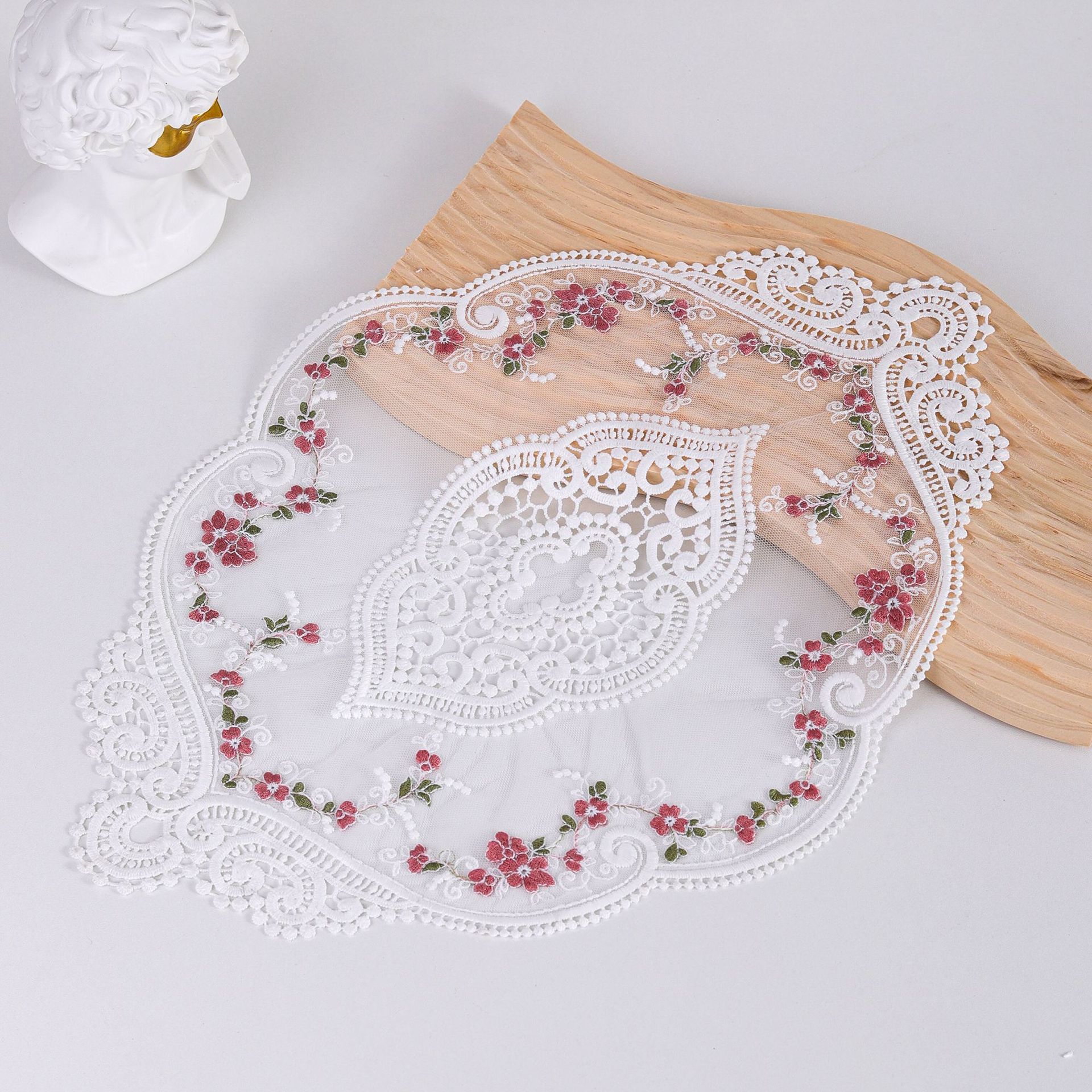 Cojín de encaje floral blanco de 10 cm.