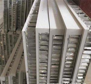 עץ דבש אלומיניום מותאם אישית דלת עץ/תבנית גודל Pvdf/pe מצופה עבור חזיתות קיר חיצוניים