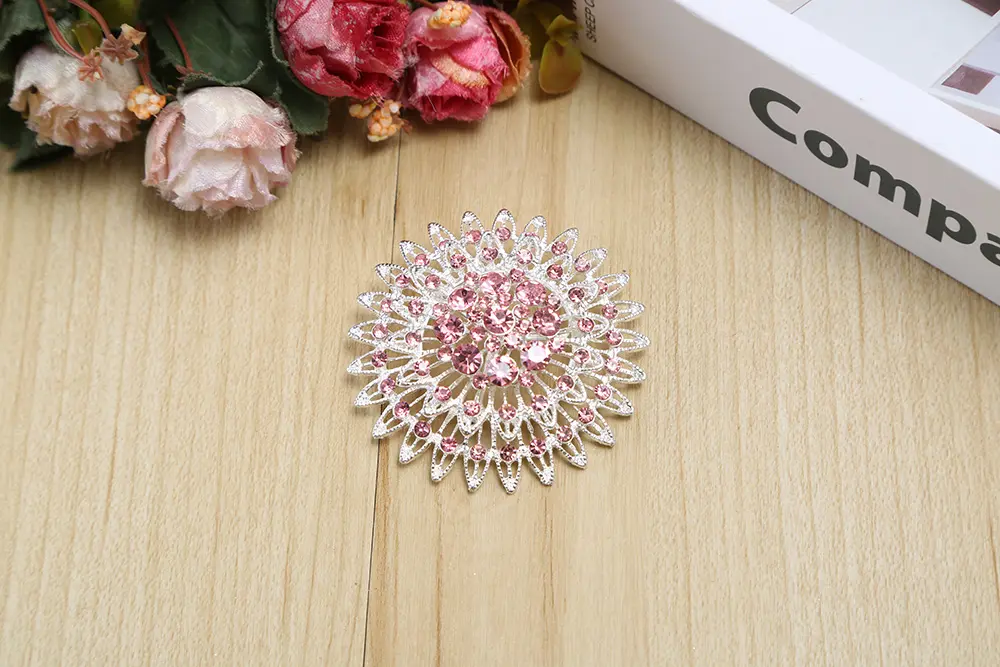 Accessoires de robe de mariée de luxe, broche corsage, bijoux cadeau Saint Valentin, broche fleur strass en alliage pour femmes