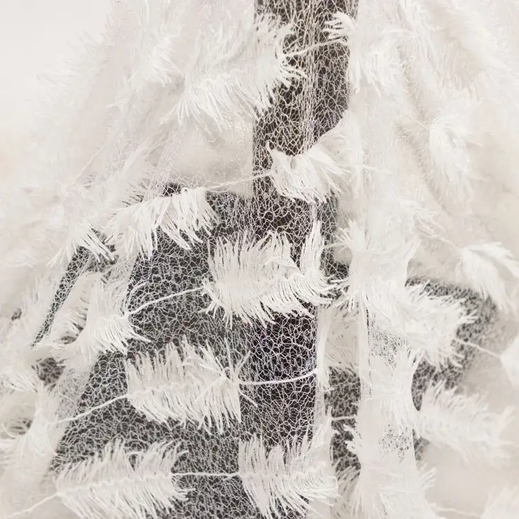 Nuovo prodotto bianco tulle da sposa 3d della piuma del ricamo poliestere merletto del merletto del tessuto del vestito da sera del commercio all'ingrosso