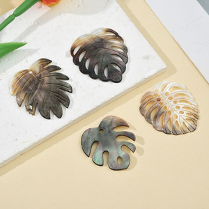 Pendentif Feuille En Nacreブラックタヒチアンマザーオブパールモンステラリーフチャーム