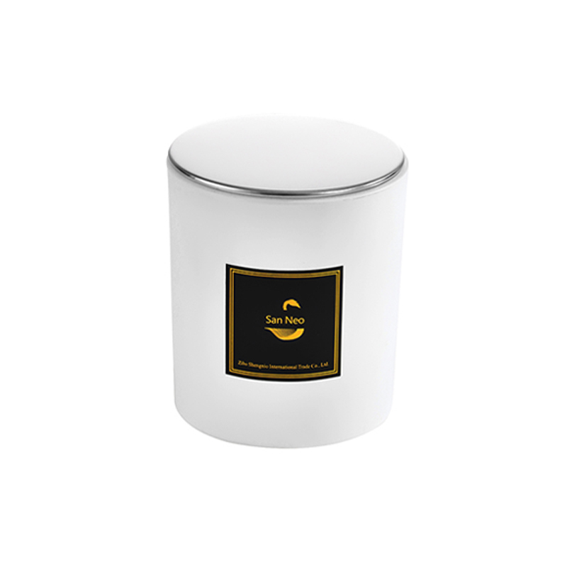 Blanco con tapa de metal plateado.