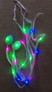 多色发光二极管发光尼龙鞋带在黑暗发光的鞋绳中发光，为万圣节新年促销制作塑料 - Product Image 4