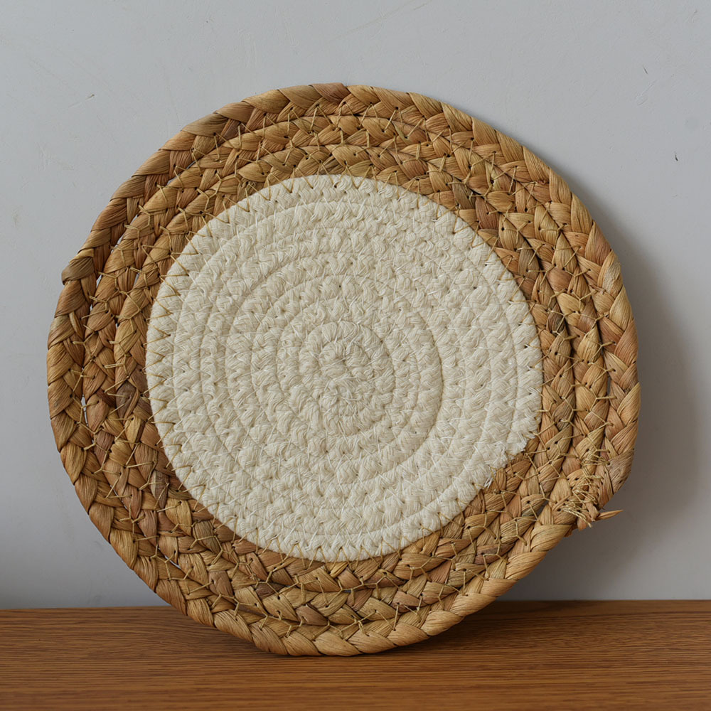 White line of gourd grass
